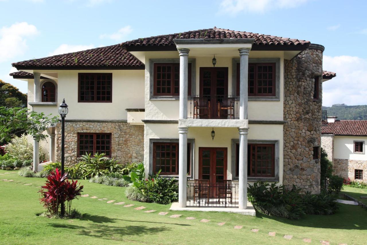 Mandarinos Boutique & El Valle de Anton