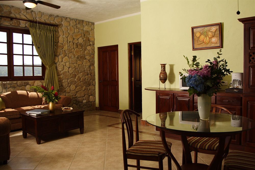 Mandarinos Boutique &